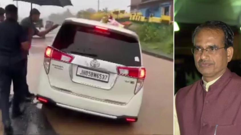 பள்ளத்தில் சிக்கிய கார்