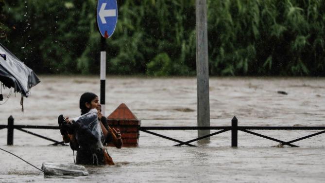 மூழ்கிய சாலைகள்