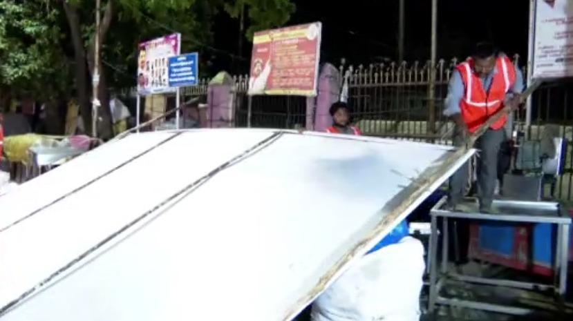 விளம்பர பதாகைகளை அகற்றம்