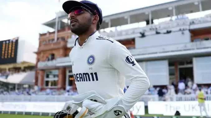 Dhuruv cricket keeper