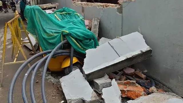 Mdy wall auto damaged