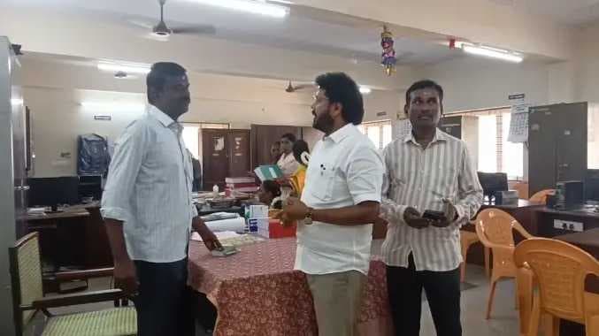 த வெ க வேட்பாளர்  பணம் ஒப்படைப்பு