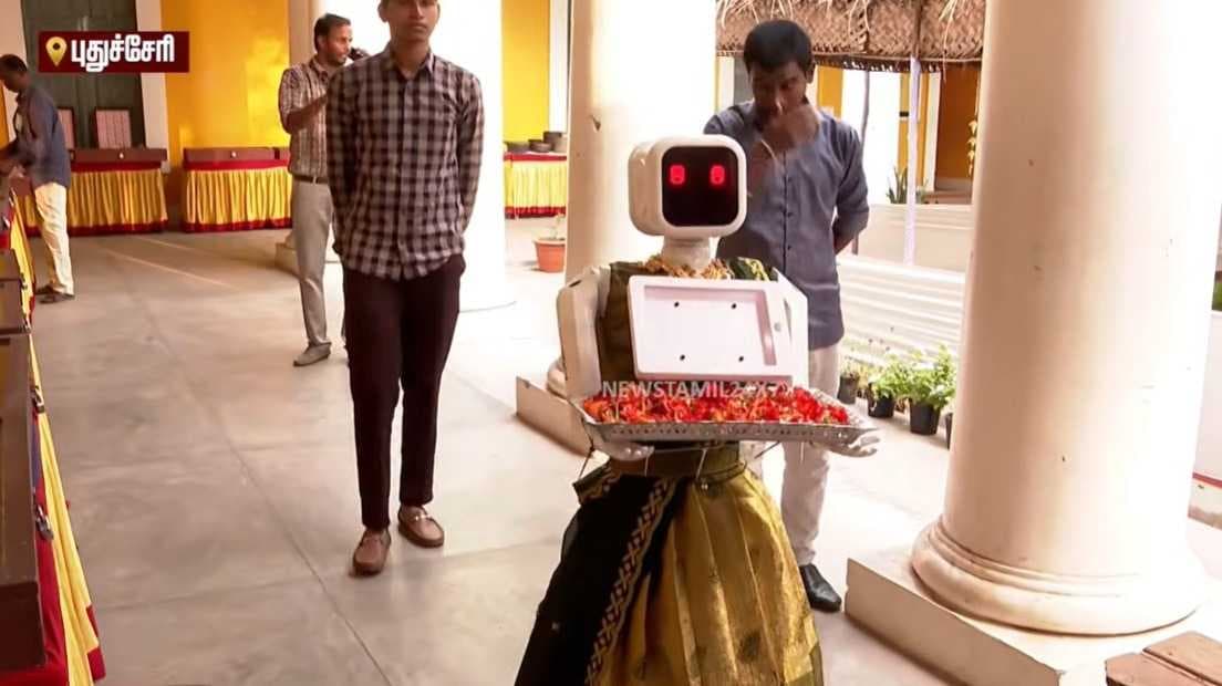 வாக்குசாவடிக்கு வந்த ரோபோ