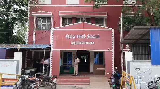 இஸ்லாமிய பெண்ணை தாக்கிய இளைஞர்