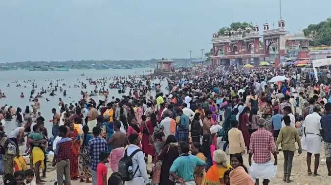 ராமேஸ்வரத்தில் பக்தர்கள் கூட்டம்