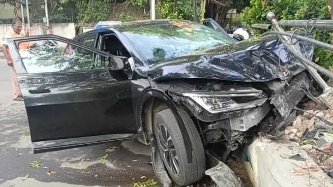 விபத்துக்குள்ளான கார்