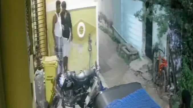 செய்தியாளரை பாட்டிலால் தாக்கியதன் சிசிடிவி காட்சி