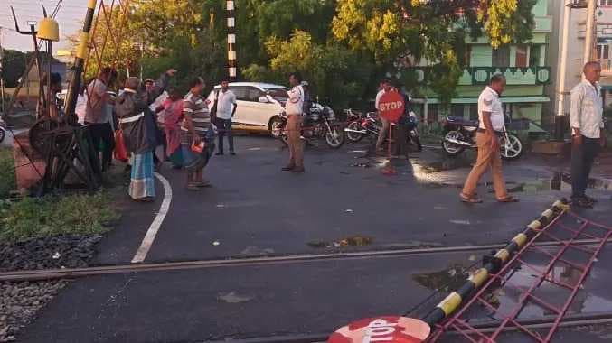 ரயில்வே கேட் உடைந்தது