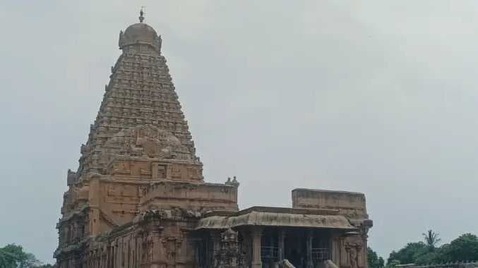 தஞ்சை கோவிலில் குவிந்த கூட்டம்