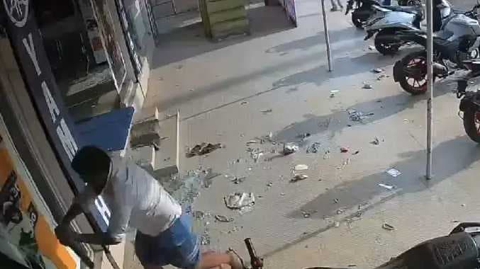 இரும்பு கம்பியால் அடித்து உடைத்த நபர்