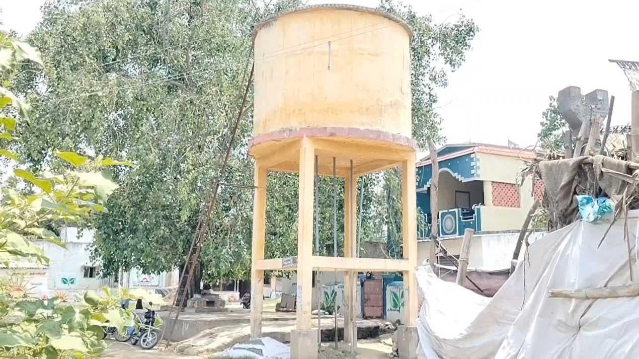 இடிந்து விழும் நிலையில் மேல்நிலை நீர்த் தேக்க தொட்டி