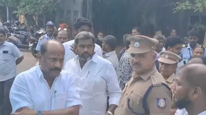 மின் விசிறி பழுதால் மக்கள் அவதி 1