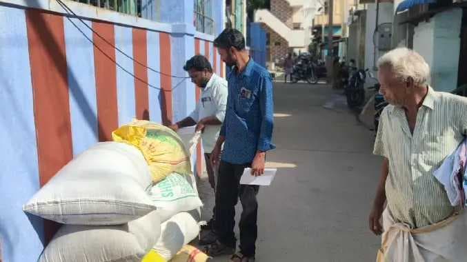 ரேஷன் அரிசி மூட்டைகள்