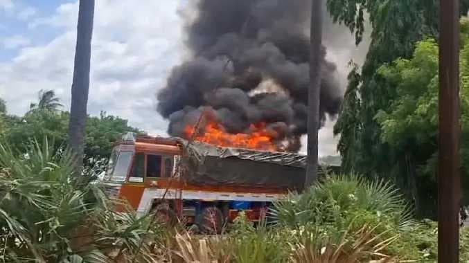 லாரியில் தீப்பிடித்தது