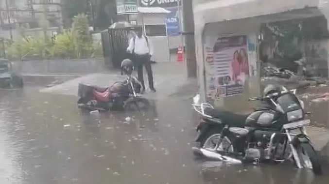 தேங்கிய மழைநீர்