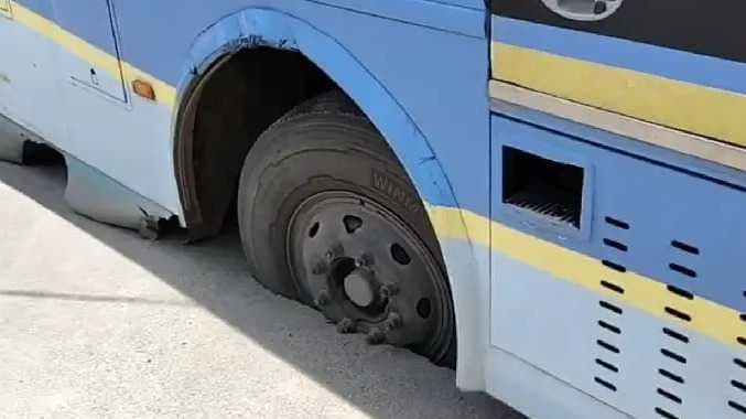 அரசு பேருந்து டயர்