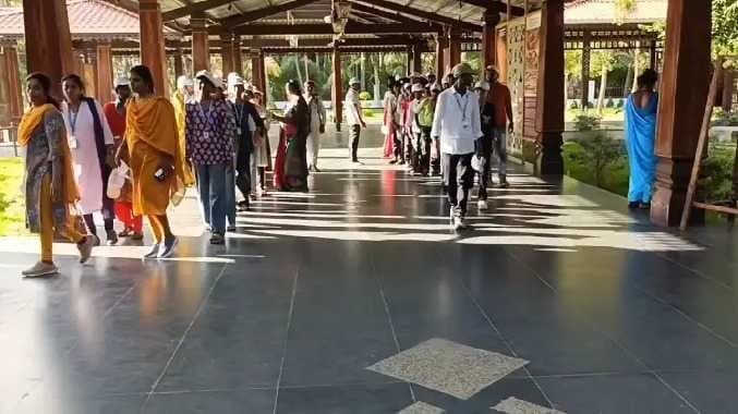 கீழடிக்கு கல்விச் சுற்றுலா