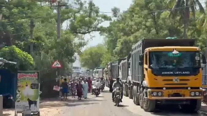 லாரிகளை சிறைப்பிடித்த மக்கள்