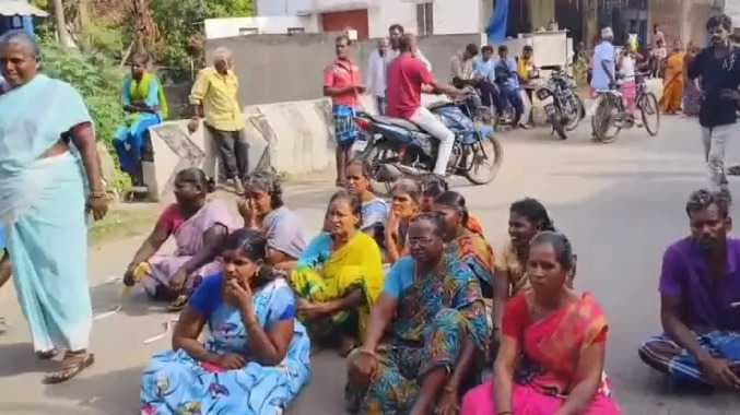 சாலையில் மறியல்