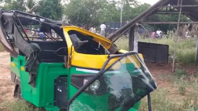 ஆட்டோ கவிழ்ந்து விபத்து