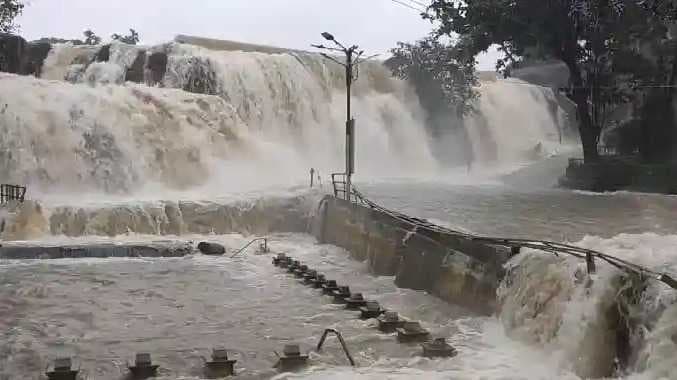 KNK Flood falls closed