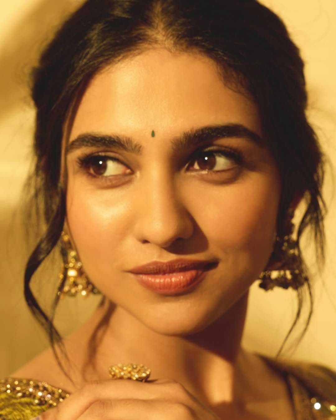 https://newstamil-tv.s3.ap-south-1.amazonaws.com/1778498410866-santhithomekanaakalil..%E2%9C%A8styling-%40harshikaa.04hair%26makeup-%40puii_c_ammy%40essy_zoteoutfit-%282%29.jpg