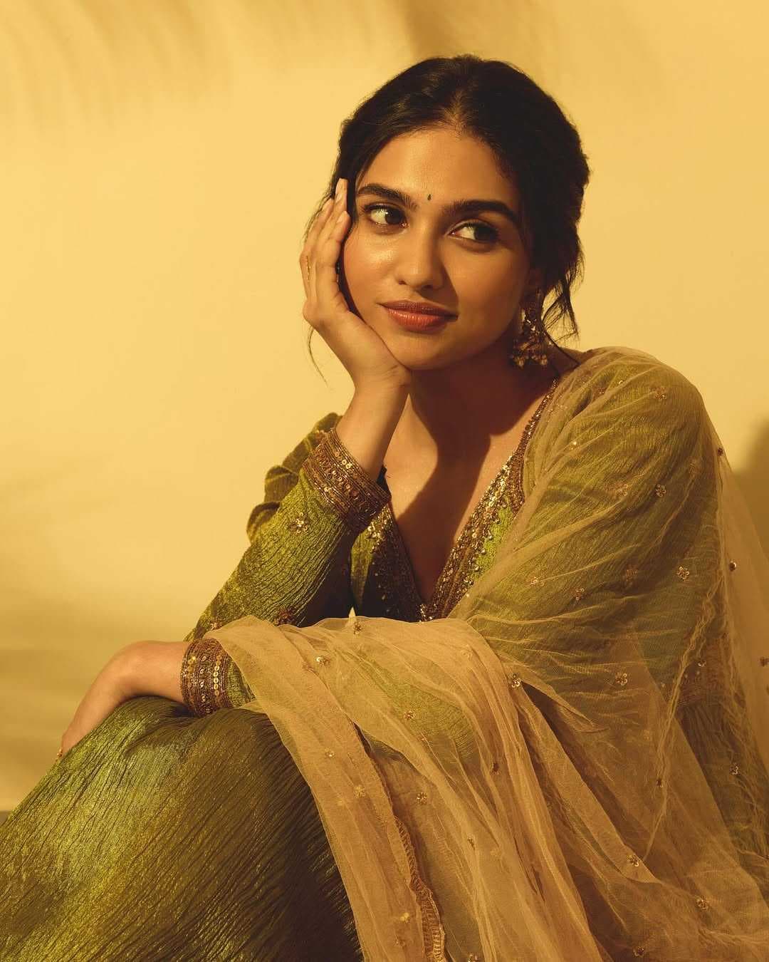 https://newstamil-tv.s3.ap-south-1.amazonaws.com/1778498429877-santhithomekanaakalil..%E2%9C%A8styling-%40harshikaa.04hair%26makeup-%40puii_c_ammy%40essy_zoteoutfit-.jpg