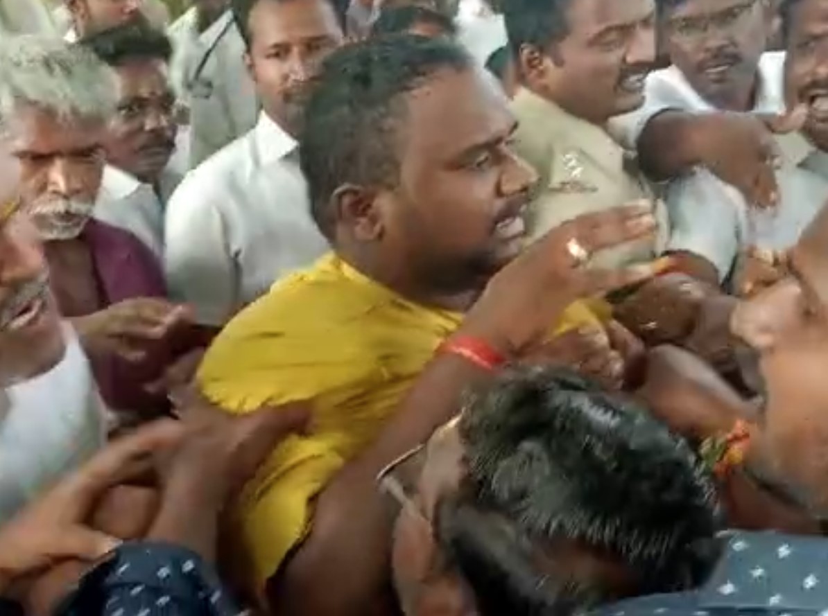 மதுரையில் கட்சி பேனரை அகற்றிய மாநகராட்சி ஊழியர்களை தாக்கிய விவகாரம் - 25 பேர் மீது வழக்கு