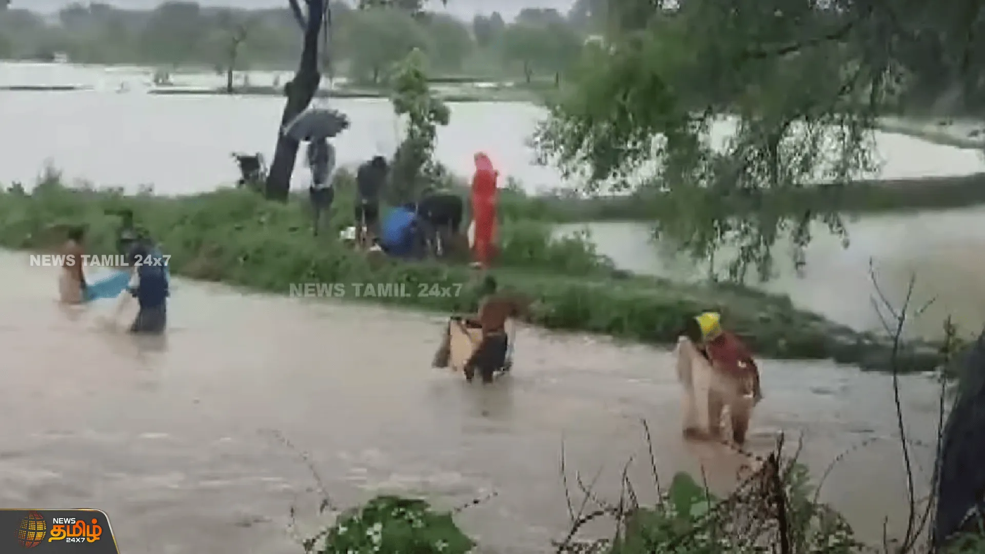 தேசிய நெடுஞ்சாலையில் வலைவீசிய மக்கள்! | Odisha Flood | Fishing | Water Stagnation