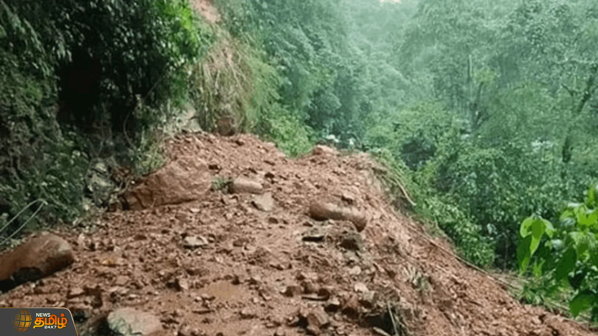நிலச்சரிவில் சரிந்து விழுந்த வீடு   ஒரே குடும்பத்தை சேர்ந்த 4 பேர் பலி |  house collapsed landslide