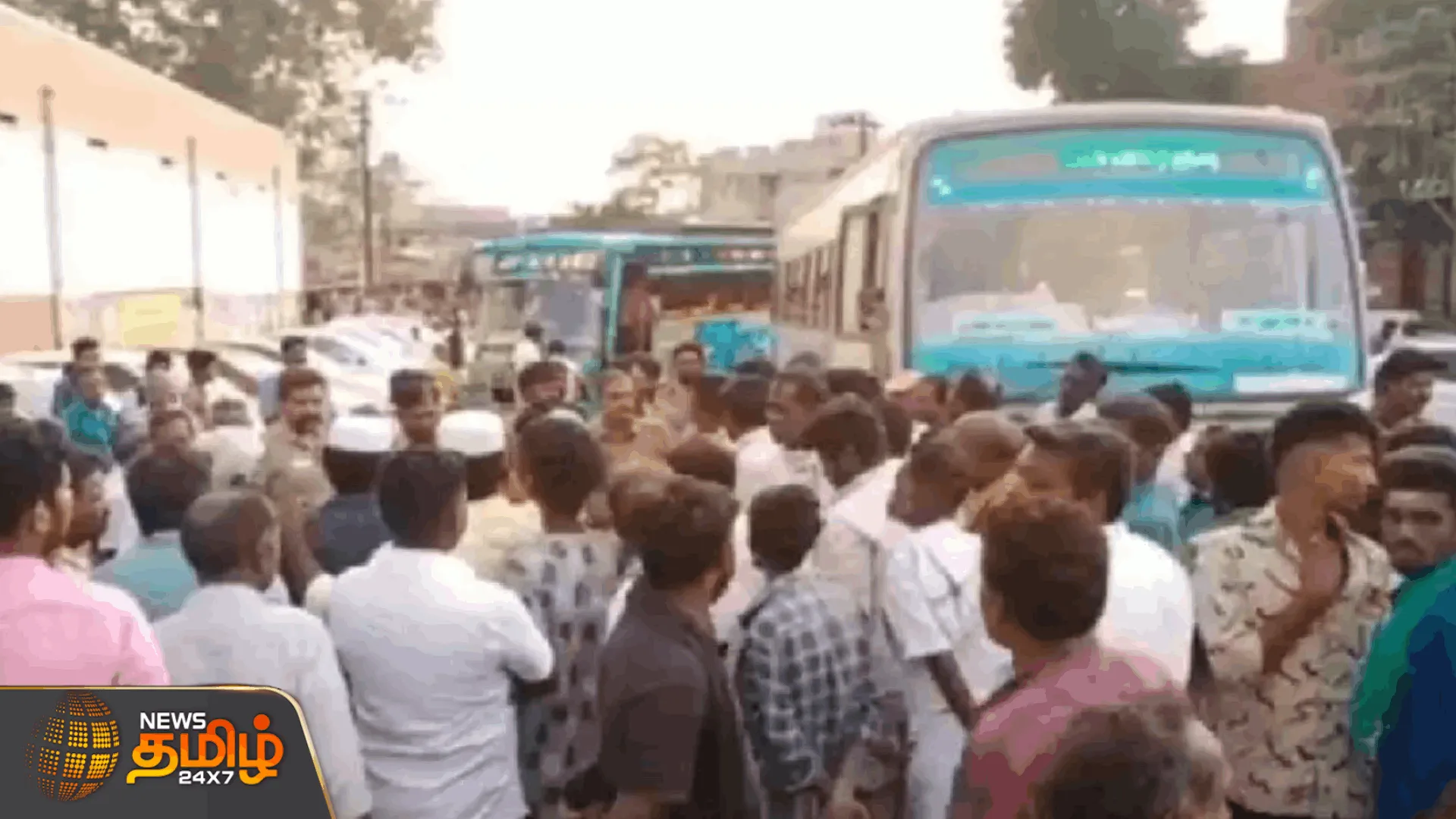  தனியார் பேருந்தை முற்றுகையிட்டதால் பரபரப்பு  பேச்சுவார்த்தை நடத்தி தனியார் பேருந்தை மீட்ட போலீசார் |  Riot due to blockade of private bus