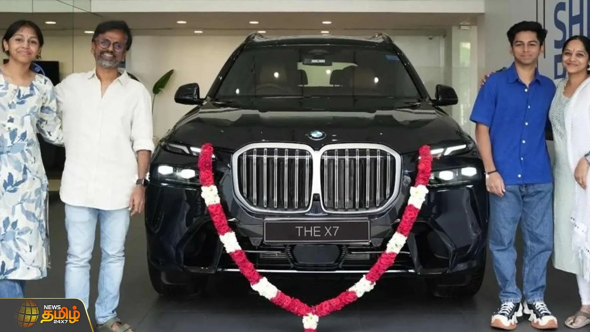 புதிய BMW X7 காரை வாங்கிய இயக்குனர் ஏ.ஆர்.முருகதாஸ்  கார் முன்பு குடும்பத்துடன் எடுத்த புகைப்படம் வெளியீடு
