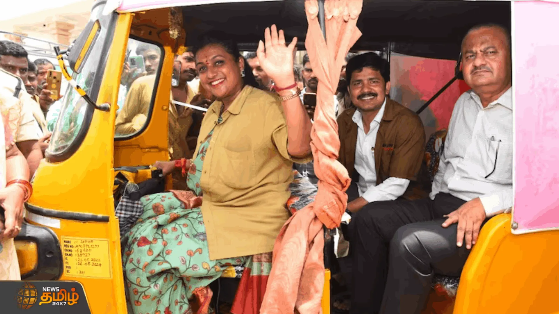 ஆட்டோ ஓட்டி அசத்திய ஆந்திர அமைச்சர் ரோஜா  ஆட்டோ, டாக்ஸி டிரைவர்களுக்கு நிதி உதவியும் வழங்கினார் | Andhra Minister Roja