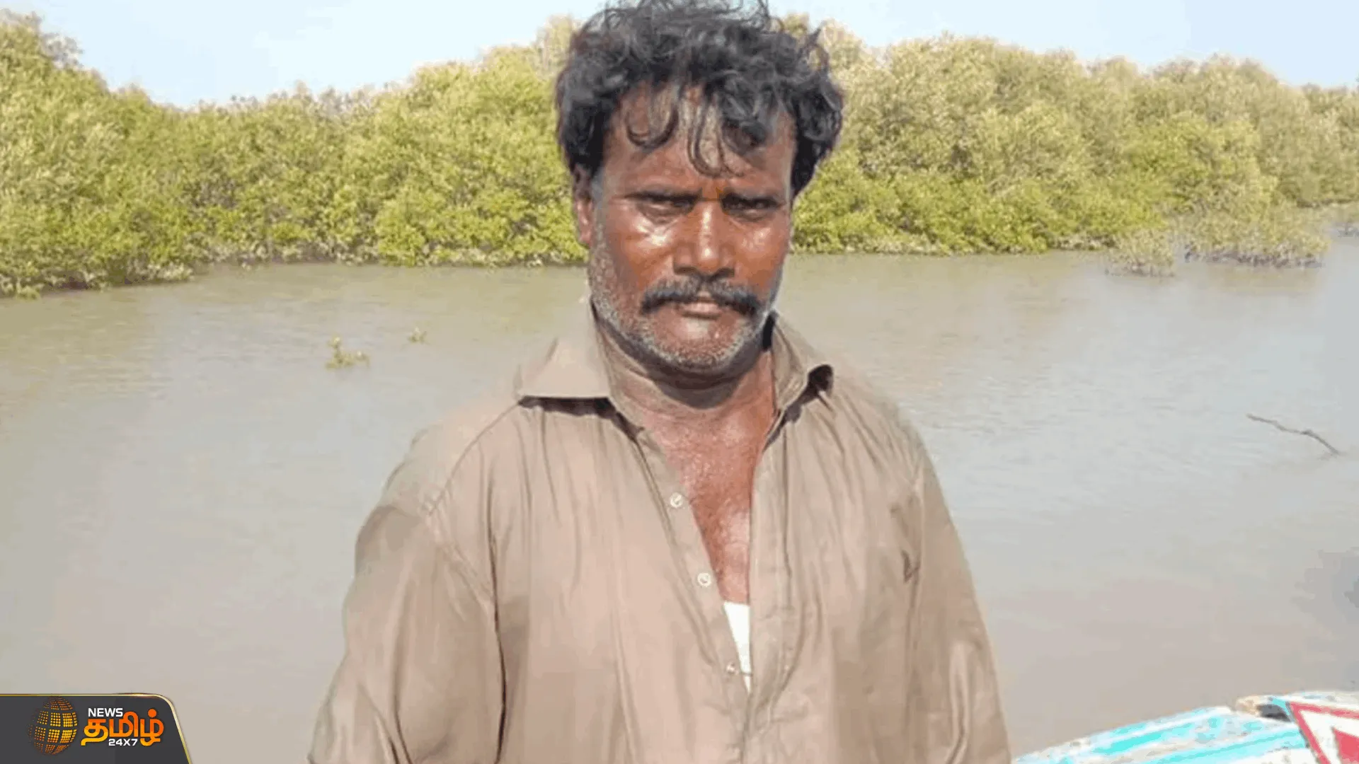 பாகிஸ்தான் மீனவரை கைது செய்த எல்லை பாதுகாப்பு படை  கைது செய்து விசாரணை மேற்கொண்டு வருகின்றனர் |Border Security Force arrests Pakistani fisherman